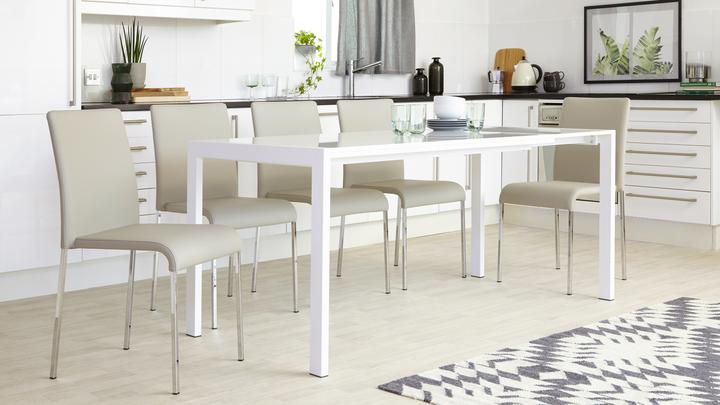 Why to Choose a White Gloss Extending Dining Table this Christmas