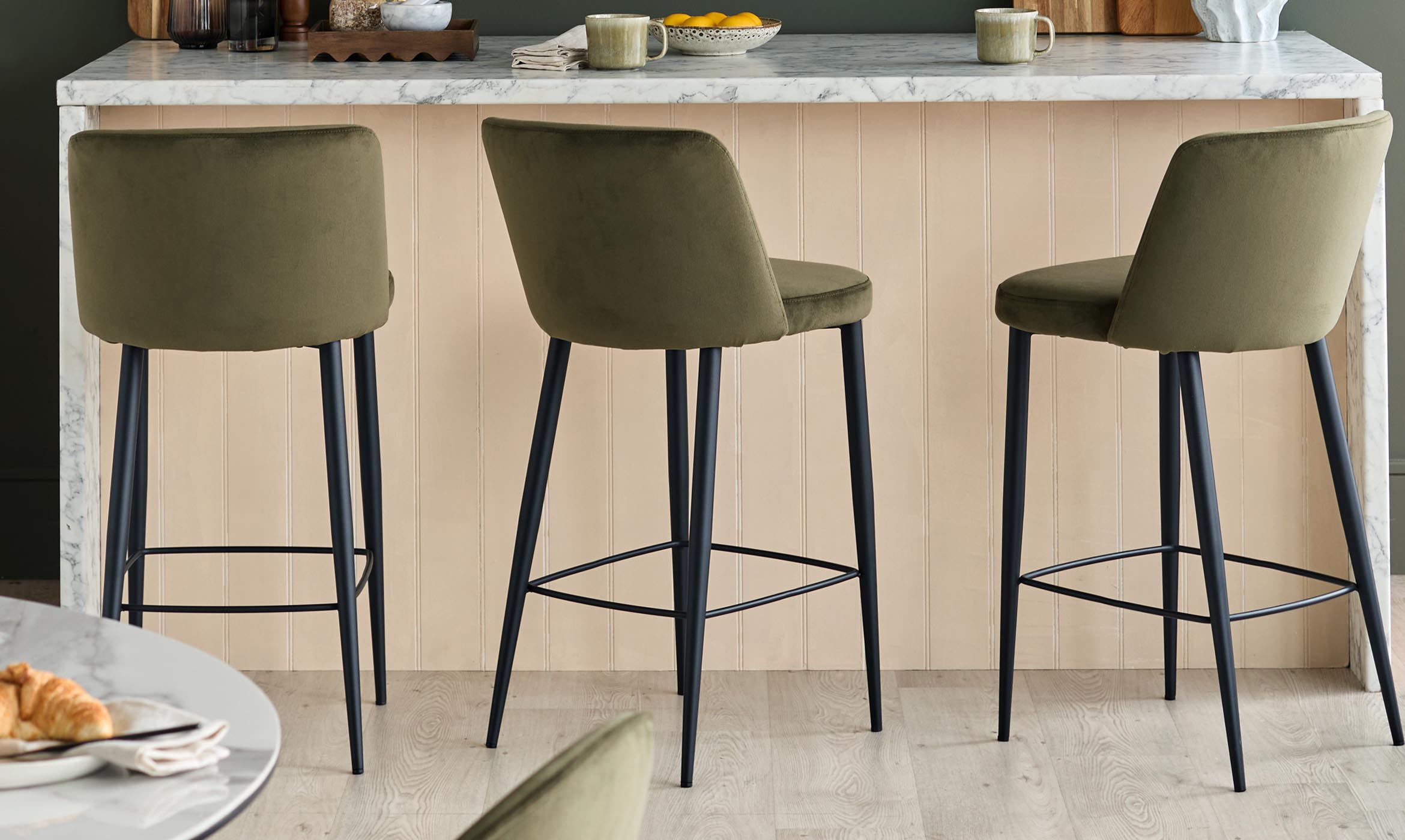 Kitchen Bar Stools: Gas Lift or Fixed Height?