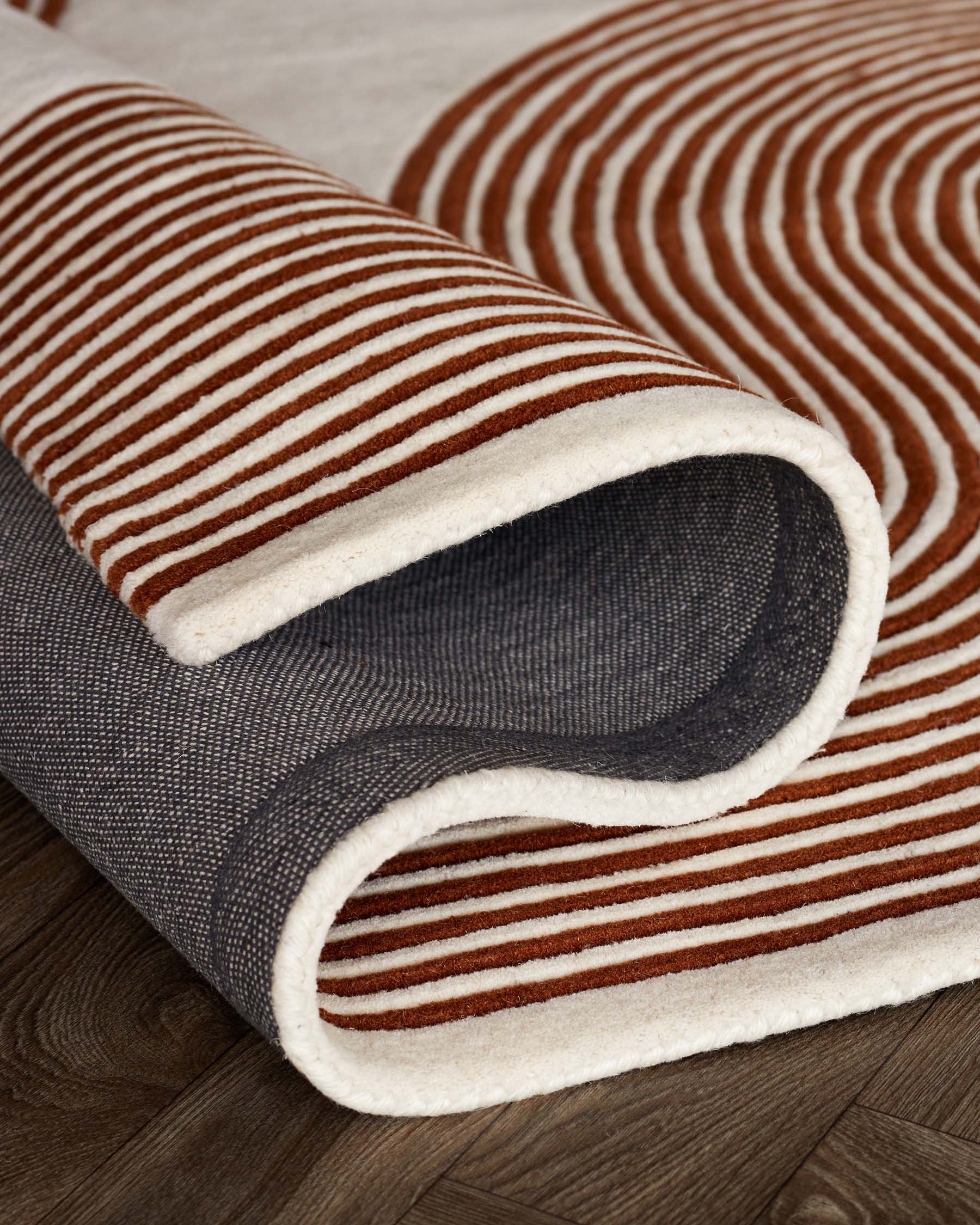 Abstract Lines Medium Sculpted Wool Rug Rust and Cream – Danetti