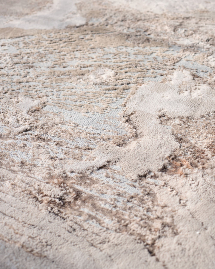 Close-up of Perla Expression medium-textured rug in silver, showing detailed woven texture and neutral tone.
