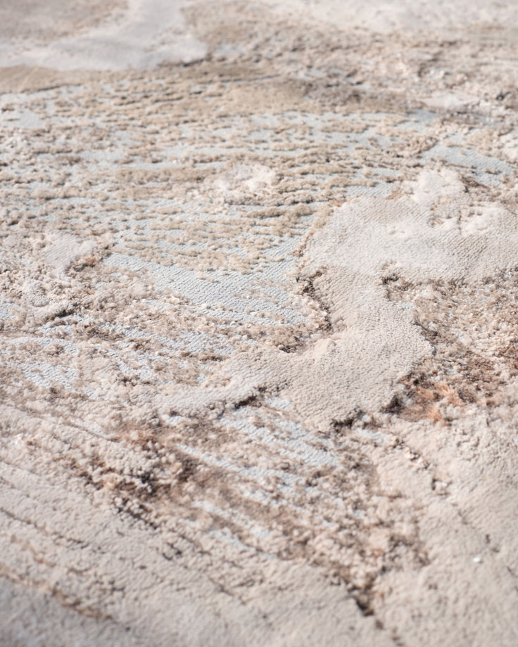 Close-up of Perla Expression medium-textured rug in silver, showing detailed woven texture and neutral tone.